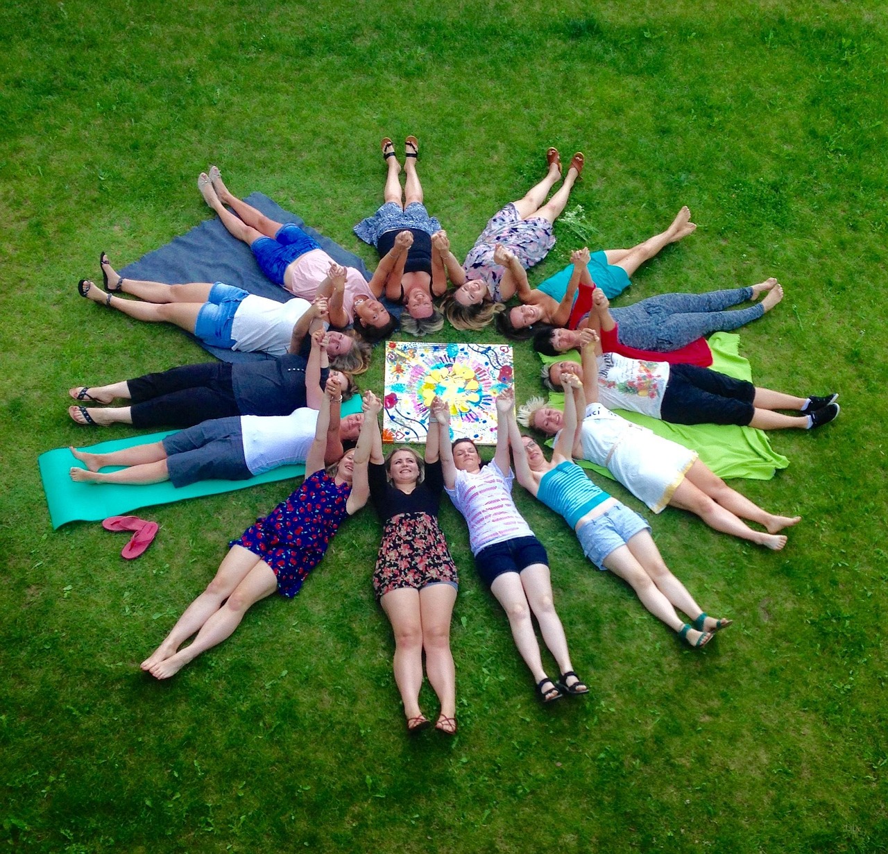 Fotografie veselých lidi na zemi